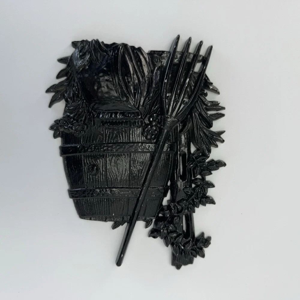 1976 Sexton Cast Iron Black Country Water Barrel wall hanging vintage‎
